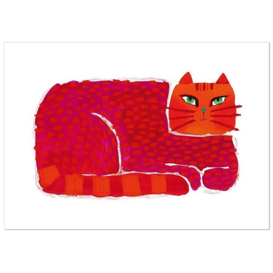 We zien een weldoorvoede poes liggen en ons aankijken, alsof de rood-oranje kat wil zeggen: "Hoezo?"