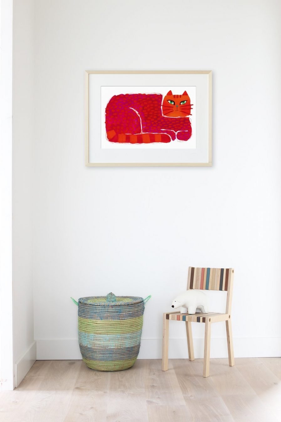 We zien een weldoorvoede poes liggen en ons aankijken, alsof de rood-oranje kat wil zeggen: "Hoezo?"